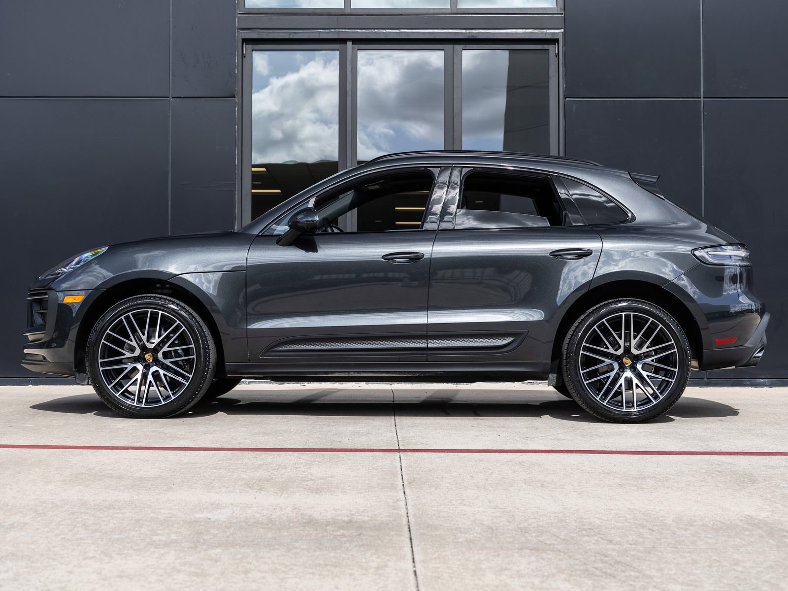 Certified 2026 Porsche Macan AWD/4WD image 2