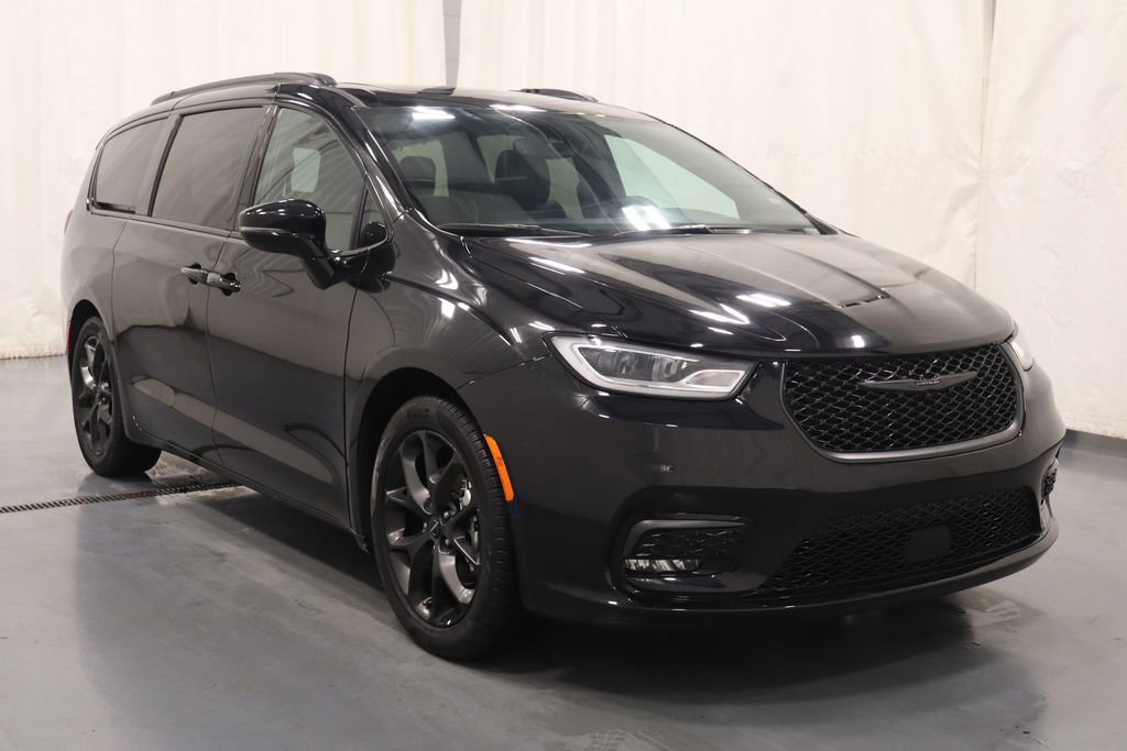 Used 2025 Chrysler Pacifica Limited image 2