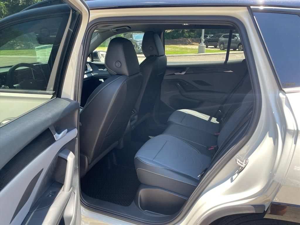 New 2026 Volkswagen Tiguan SE R-Line FWD image 8