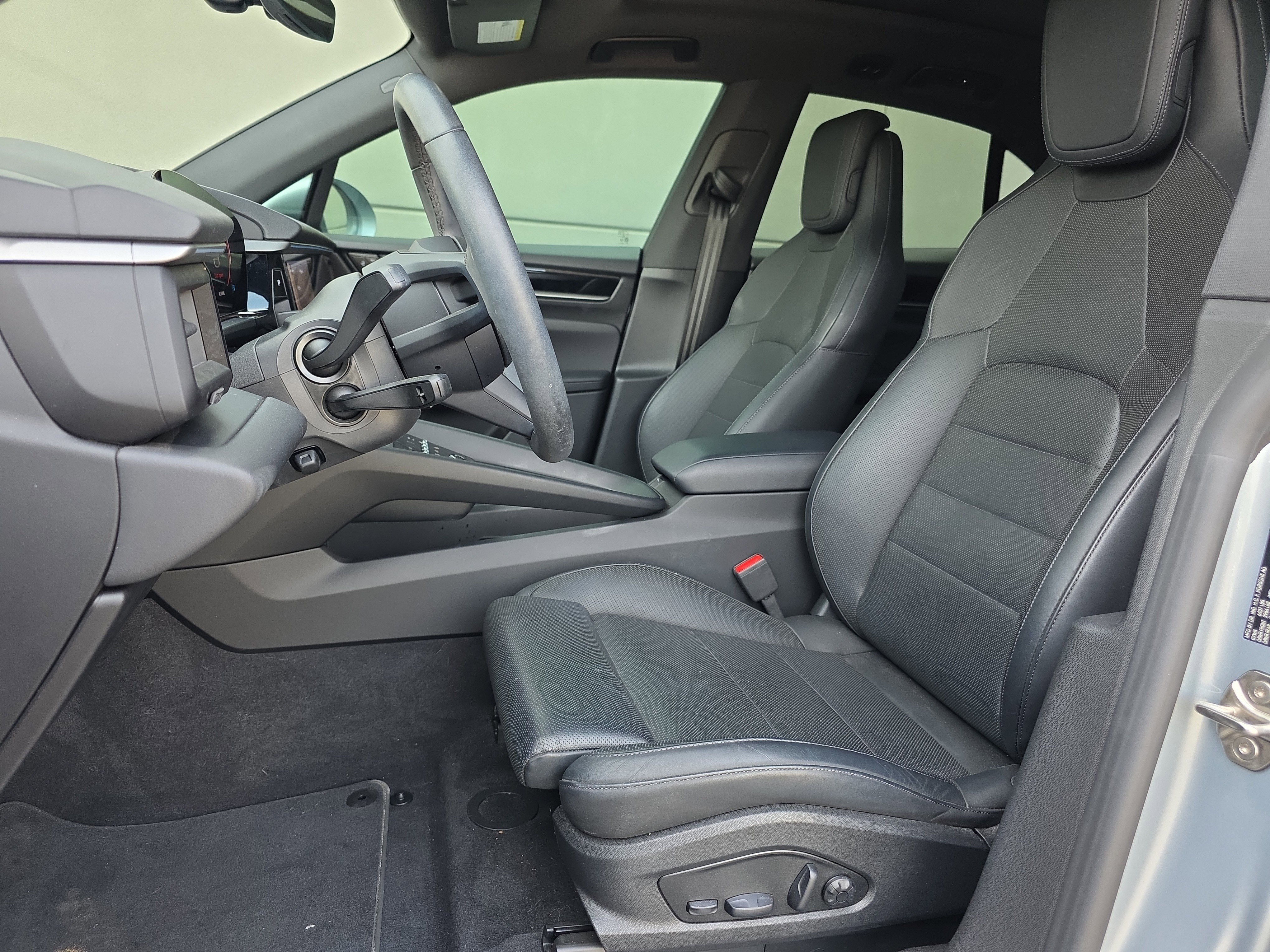 Used 2025 Porsche Macan 4 Electric AWD/4WD image 5