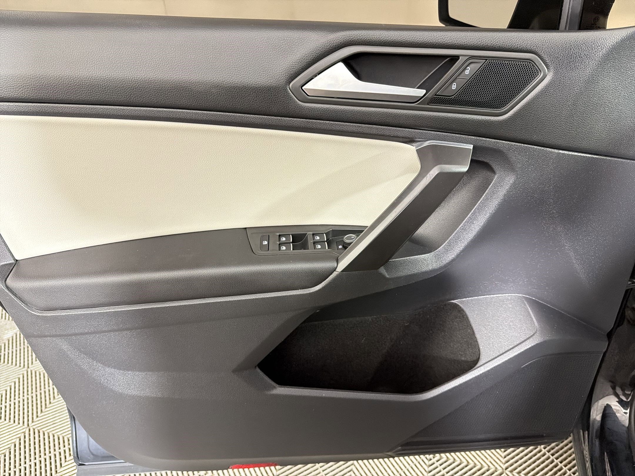 Used 2021 Volkswagen Tiguan SE R-Line image 13