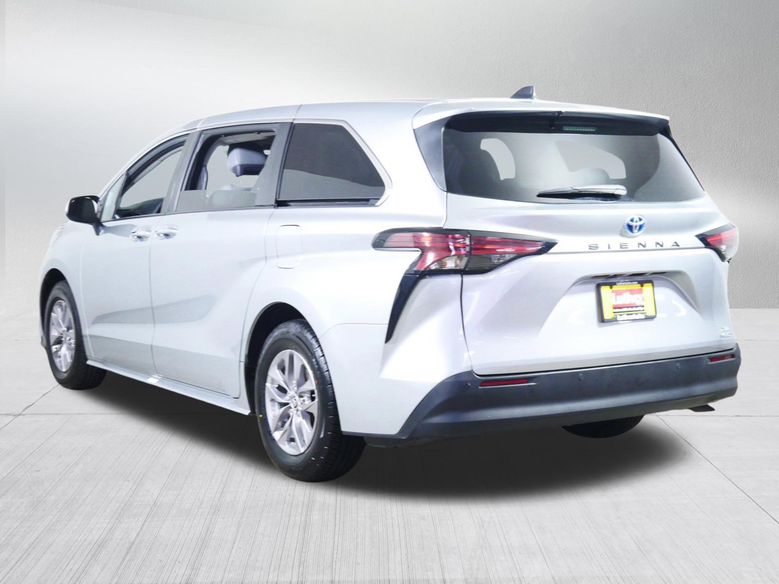 Used 2022 Toyota Sienna XLE FWD image 5