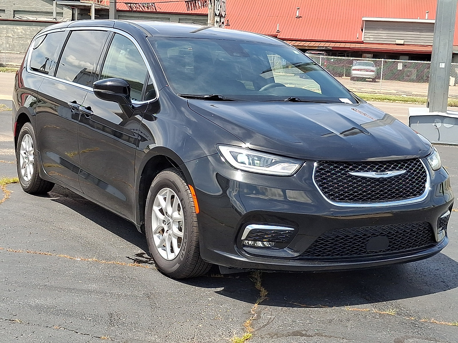 Used 2025 Chrysler Pacifica Select FWD image 1