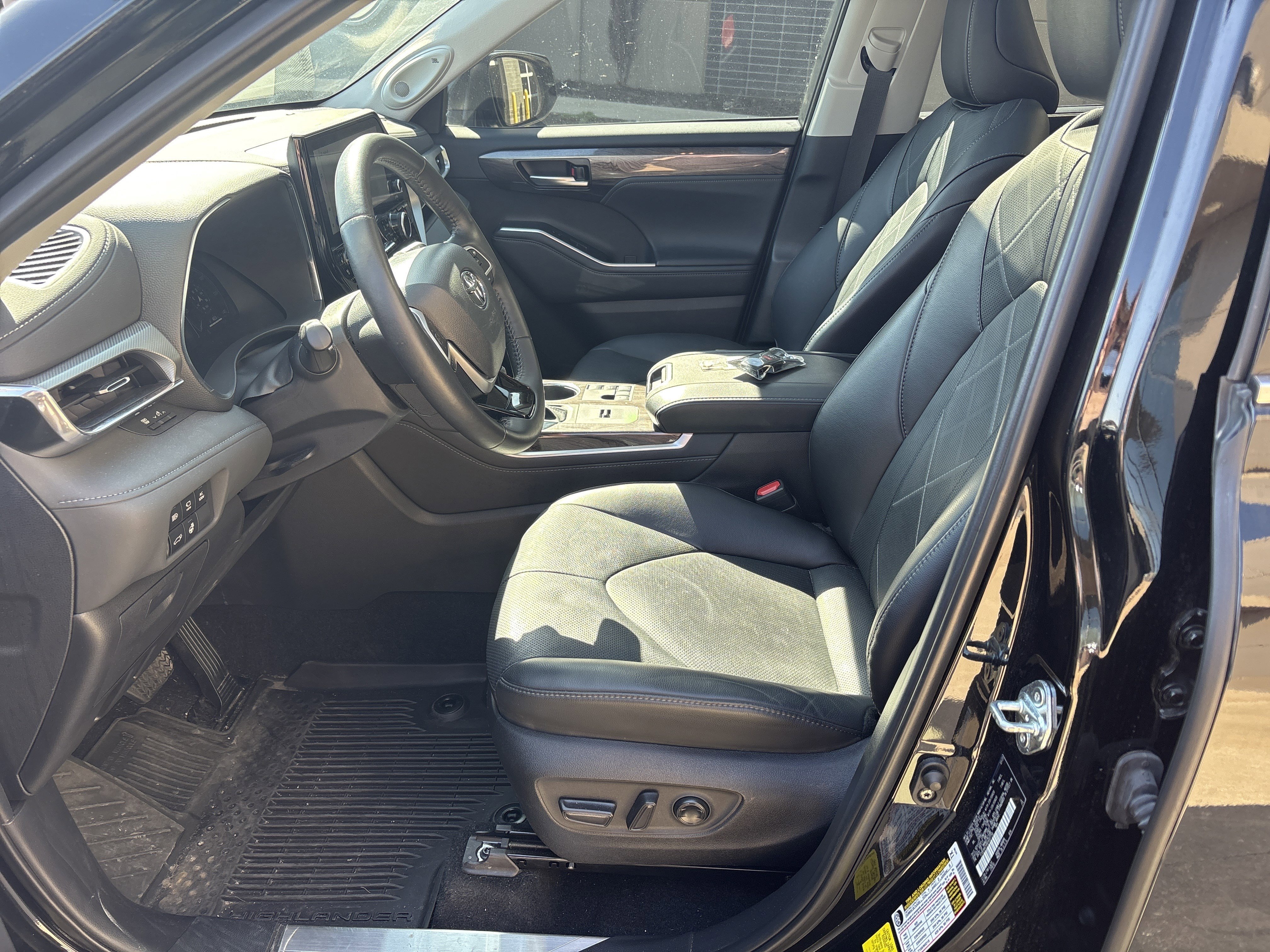 Used 2024 Toyota Highlander Platinum AWD/4WD image 16