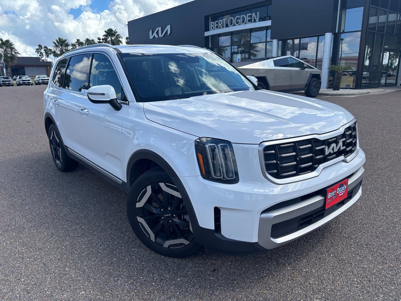 Used 2024 Kia Telluride S w/ S Sunroof Package FWD image 1