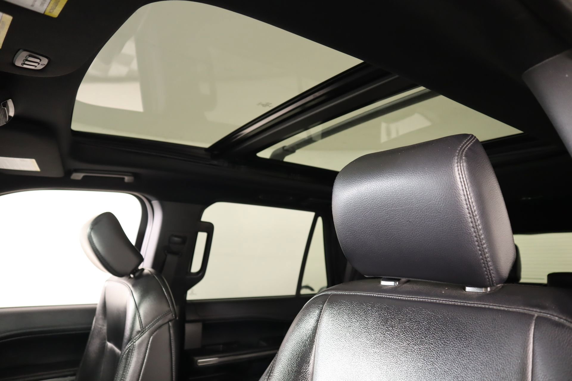 Used 2020 Ford Expedition XLT w/ Equipment Group 202A AWD/4WD image 17