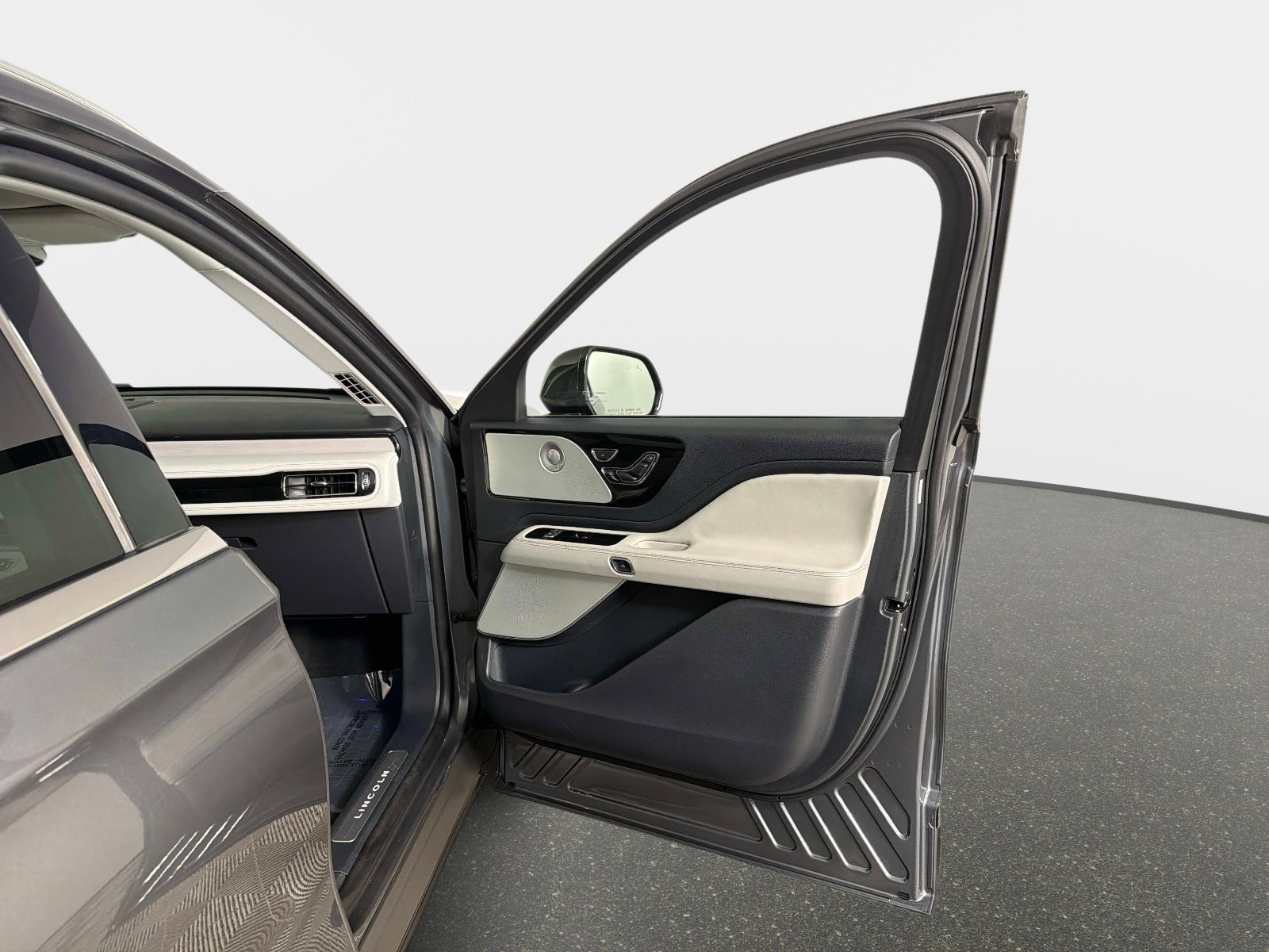 Used 2025 Lincoln Aviator Reserve w/ Equipment Group 201A AWD/4WD image 21