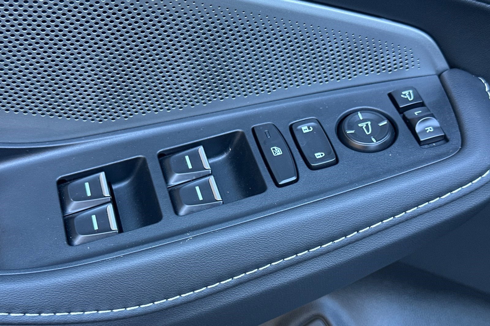 Certified 2025 Acura MDX FWD w/ Technology Package image 13