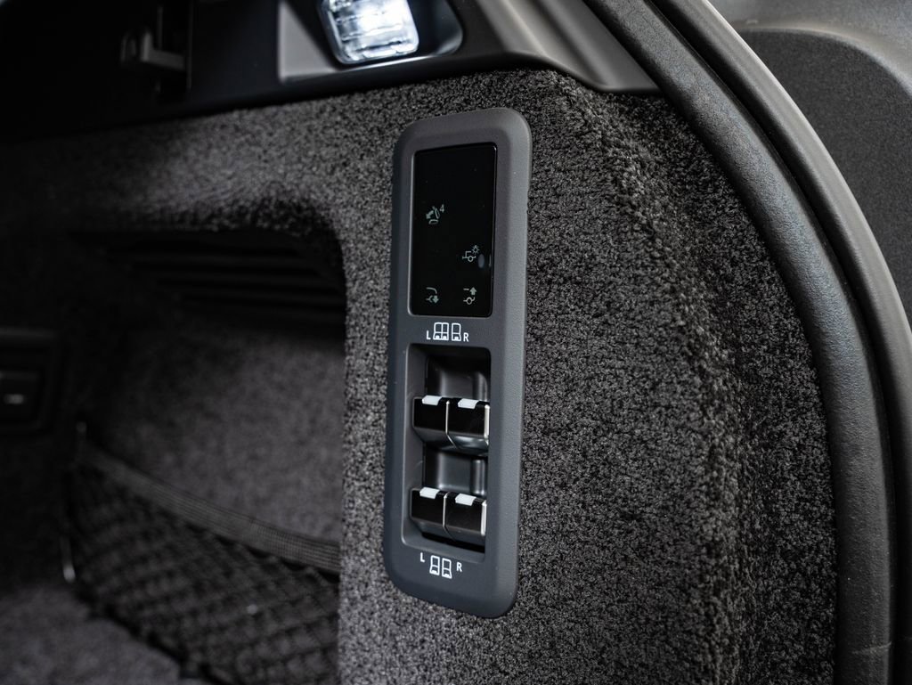 New 2026 Land Rover Range Rover Long Wheelbase SE AWD/4WD image 23