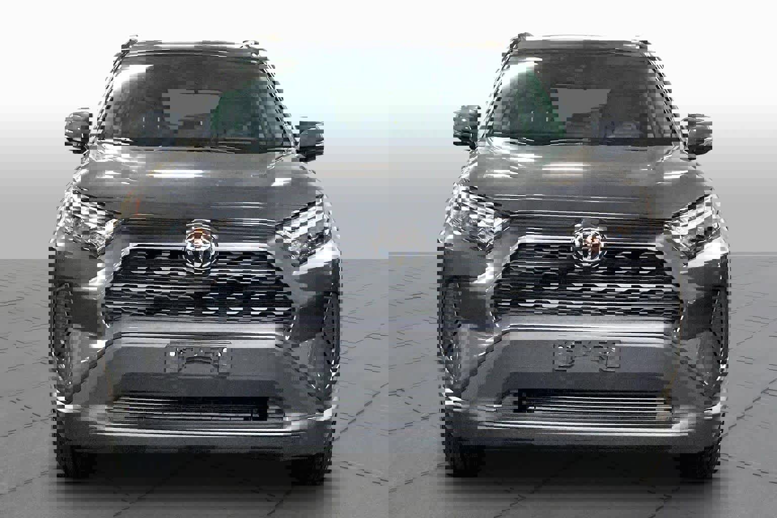 Used 2025 Toyota RAV4 XLE AWD/4WD image 4