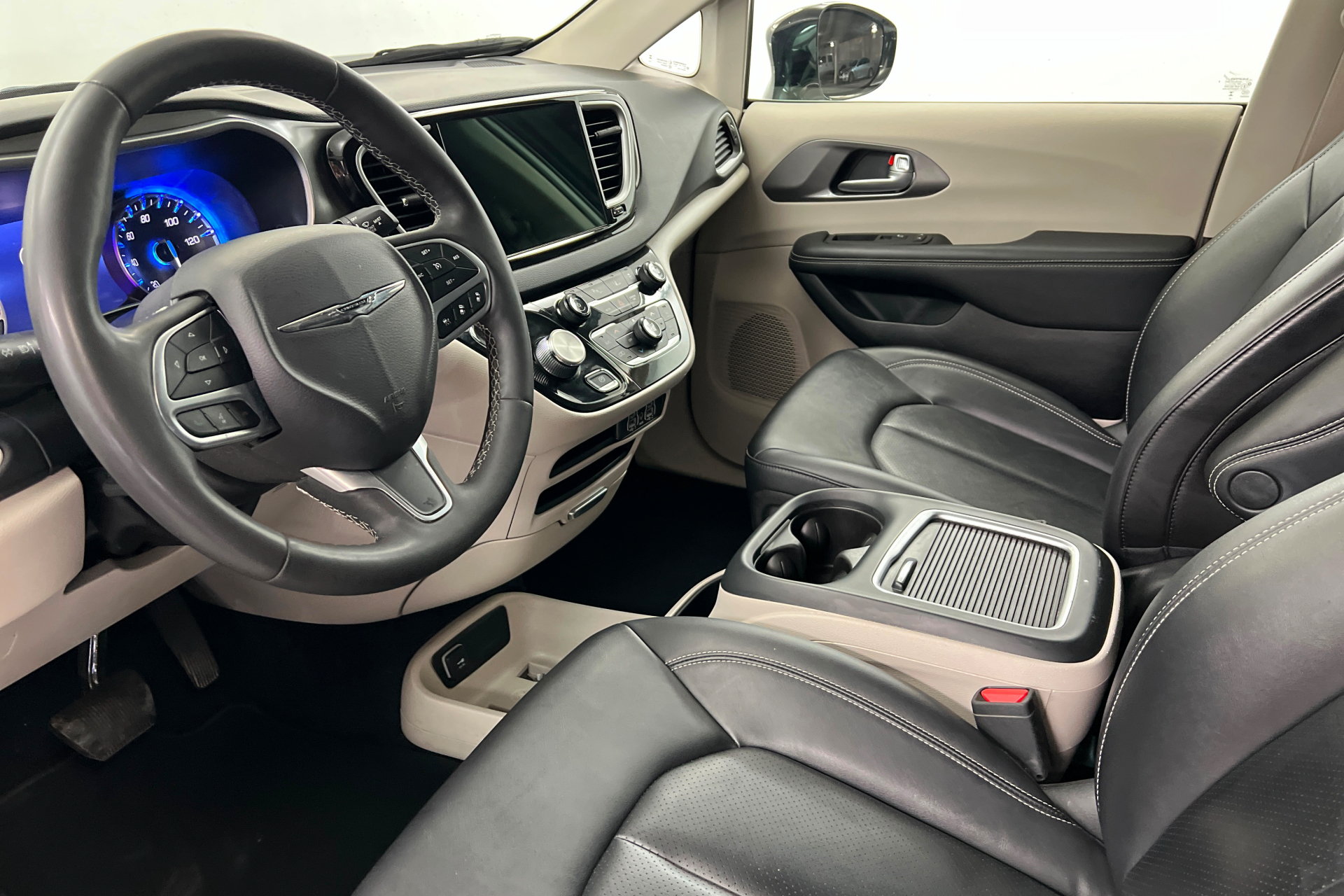 Used 2024 Chrysler Pacifica Touring-L FWD image 16