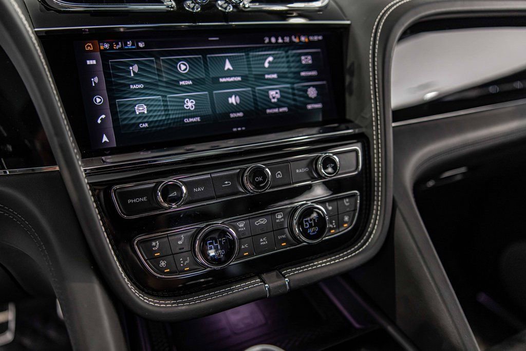 Used 2022 Bentley Bentayga image 30