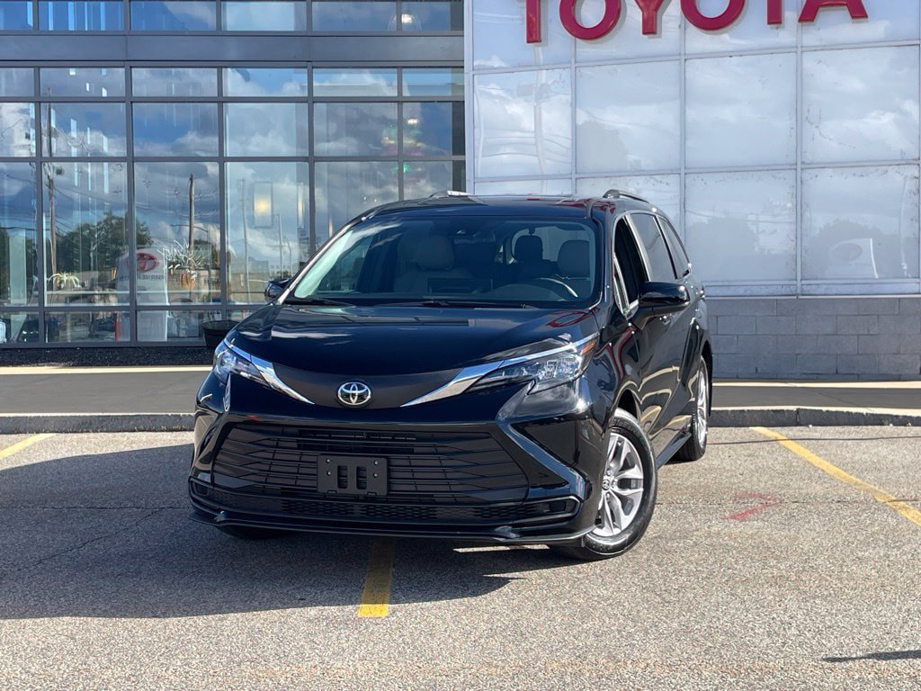 Used 2026 Toyota Sienna XLE FWD image 1