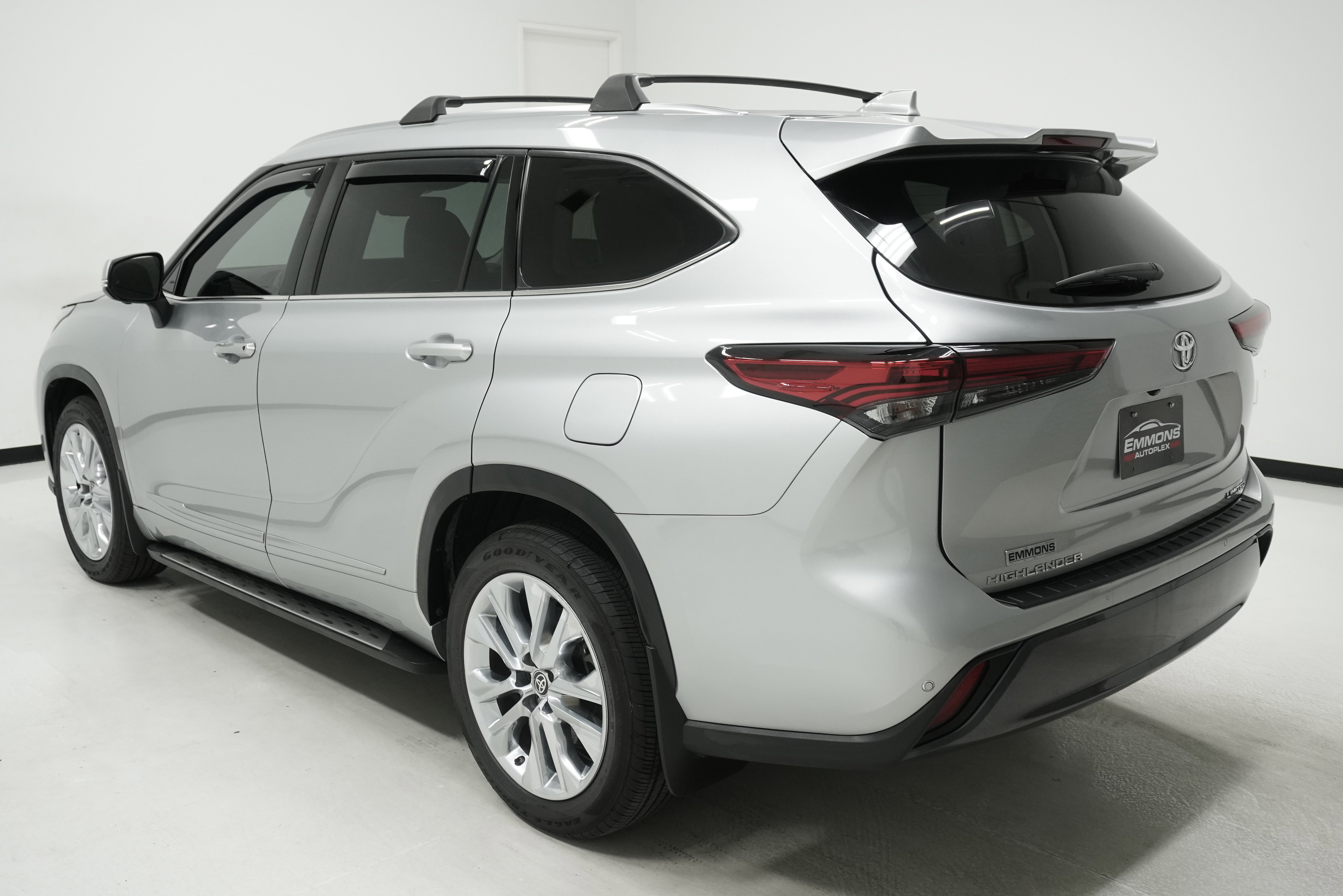 Used 2023 Toyota Highlander Limited FWD image 6