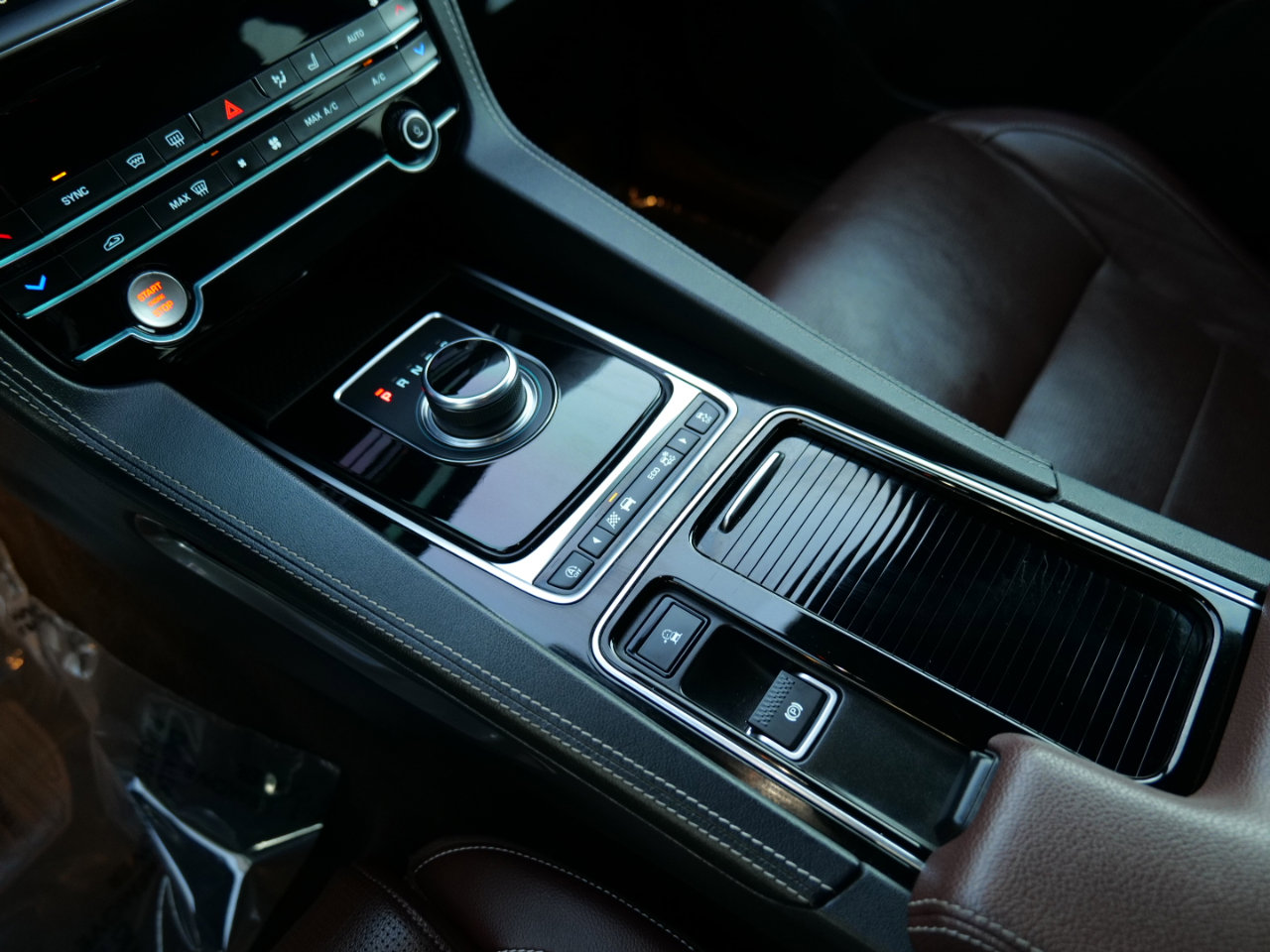 Used 2019 Jaguar F-PACE S image 32