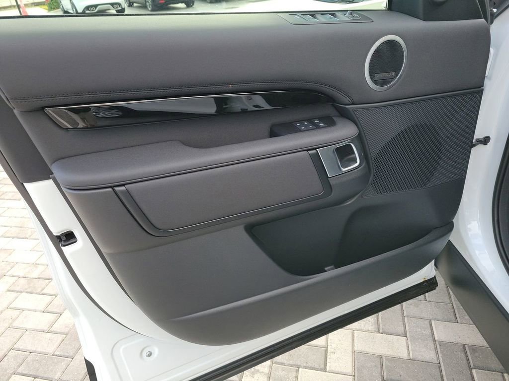 New 2025 Land Rover Discovery S image 23