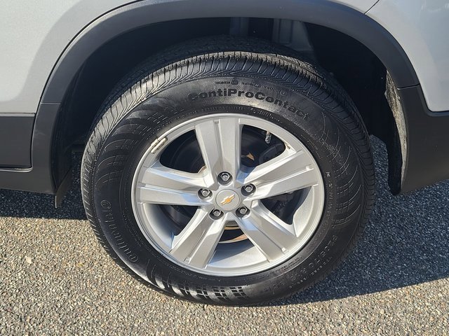 Used 2022 Chevrolet Trax LS w/ Tint and Cruise Package image 32