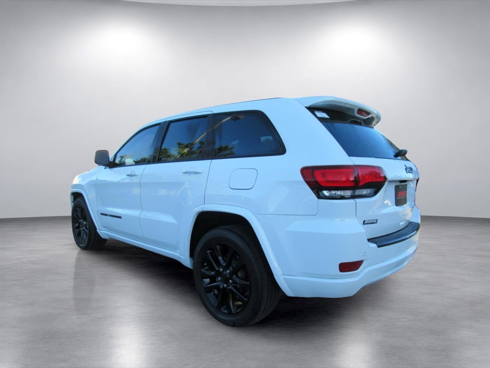 Used 2018 Jeep Grand Cherokee Altitude RWD image 5