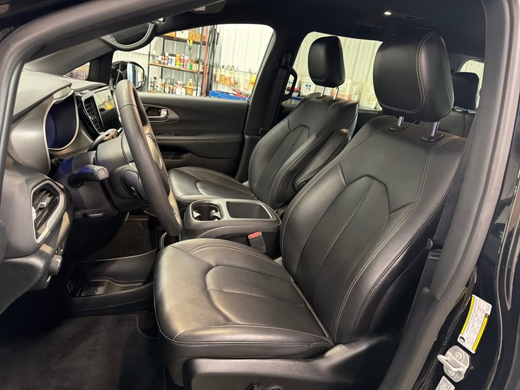 Used 2025 Chrysler Pacifica Select image 11