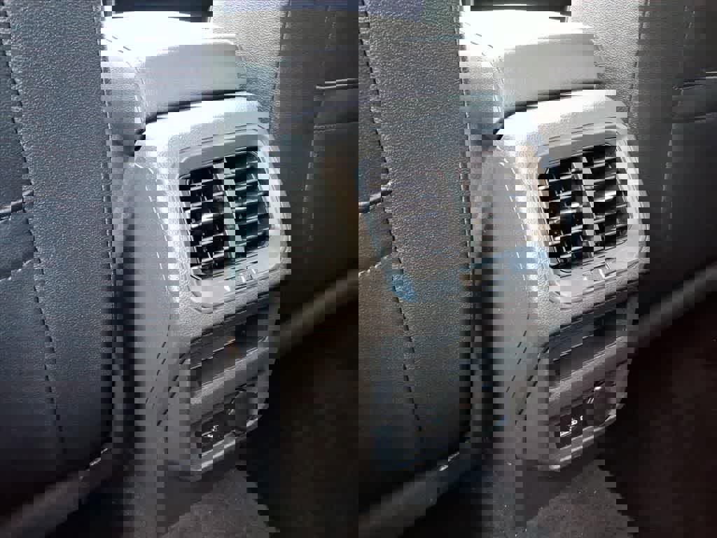 Used 2020 Volkswagen Tiguan SE image 11