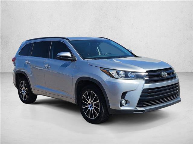 Used 2017 Toyota Highlander SE FWD video 3