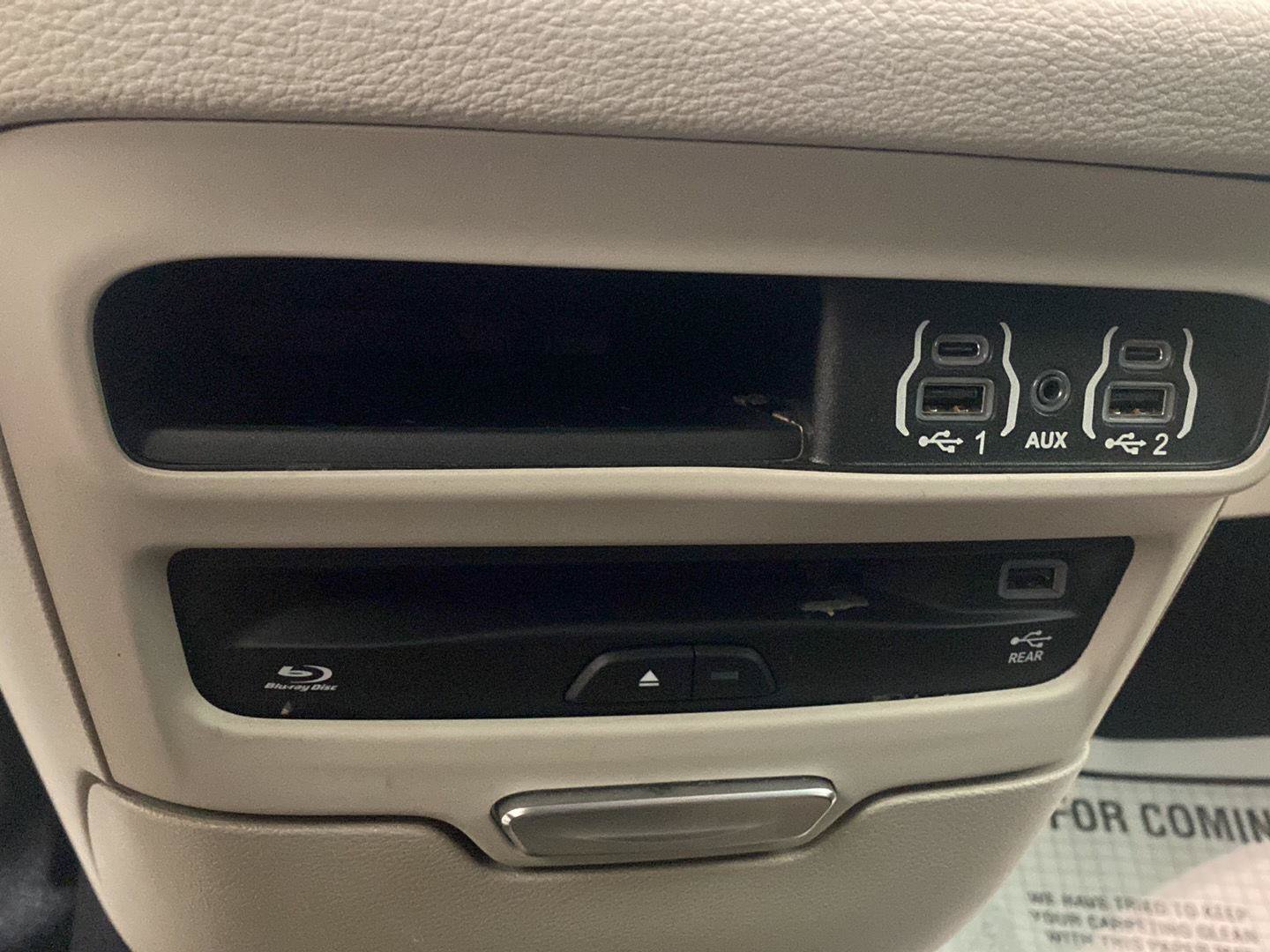 Used 2021 Chrysler Pacifica Touring-L w/ Uconnect Theater Family Group AWD/4WD image 12
