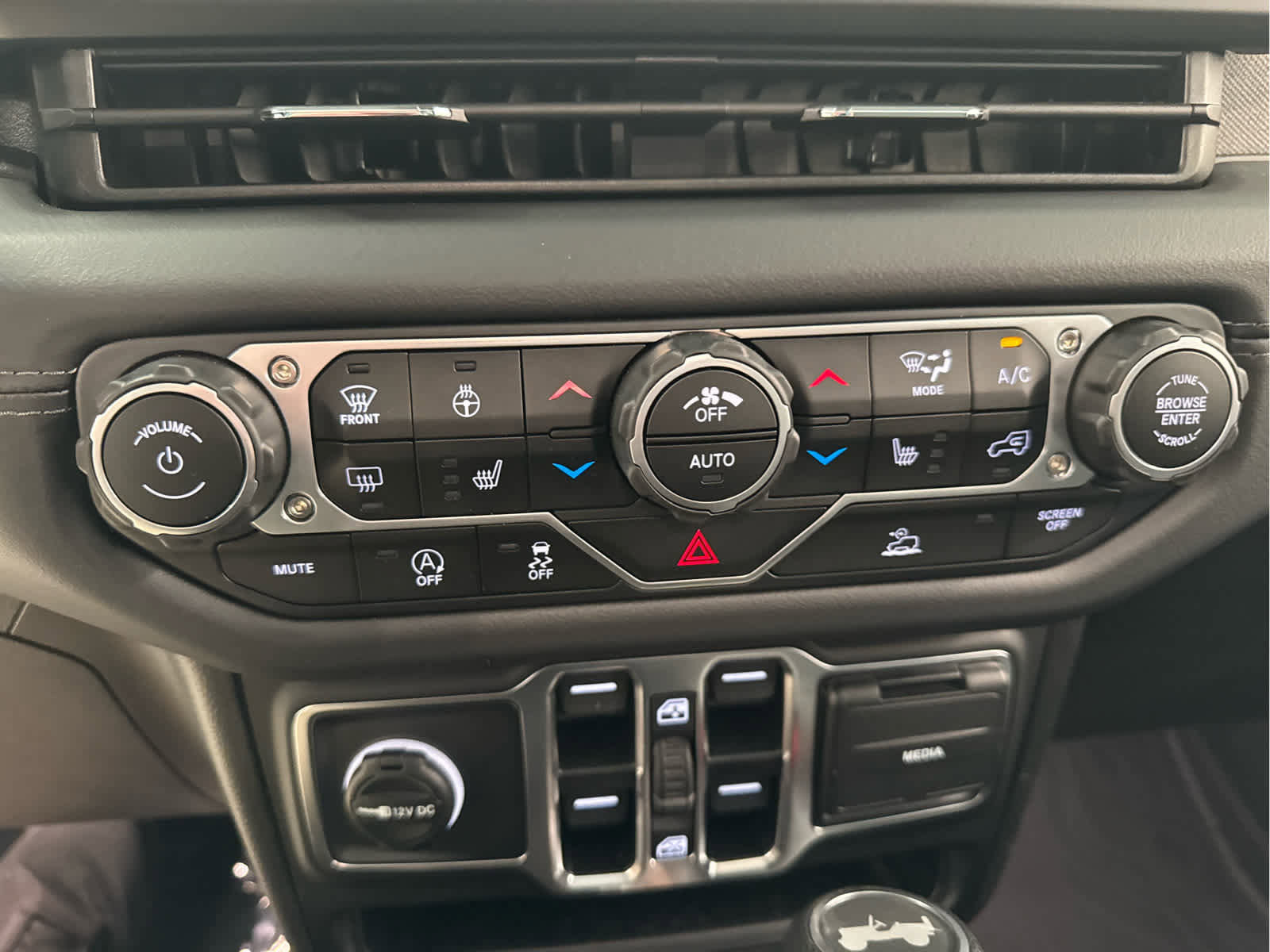 Used 2025 Jeep Wrangler Sahara image 18