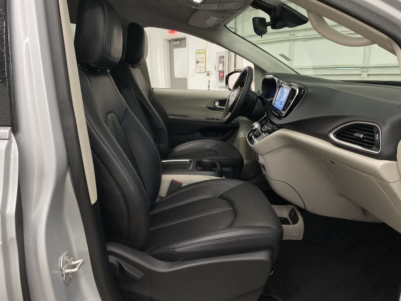 Used 2024 Chrysler Pacifica Touring-L FWD image 17