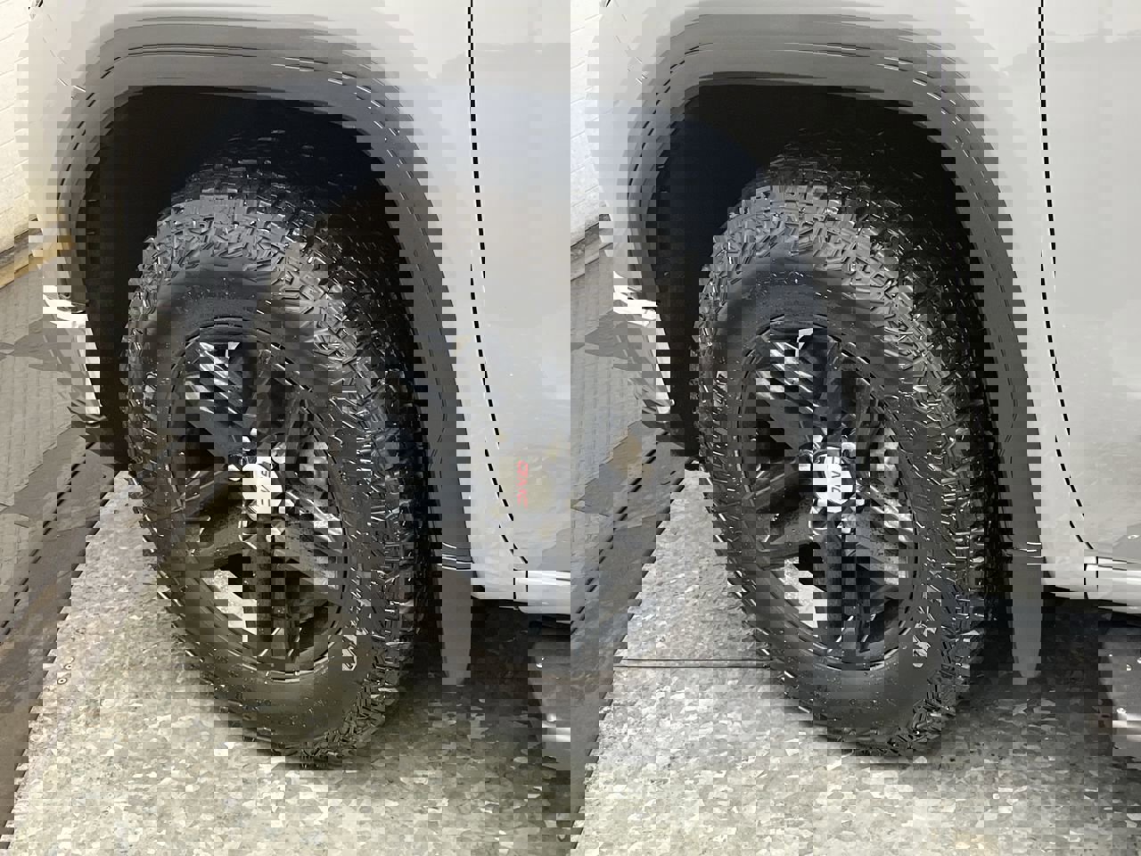 Used 2024 GMC Sierra 1500 SLE w/ X31 Off-Road Package image 34