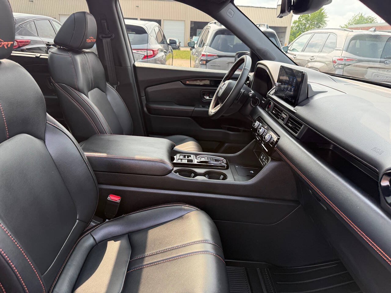 Used 2025 Honda Pilot TrailSport image 33