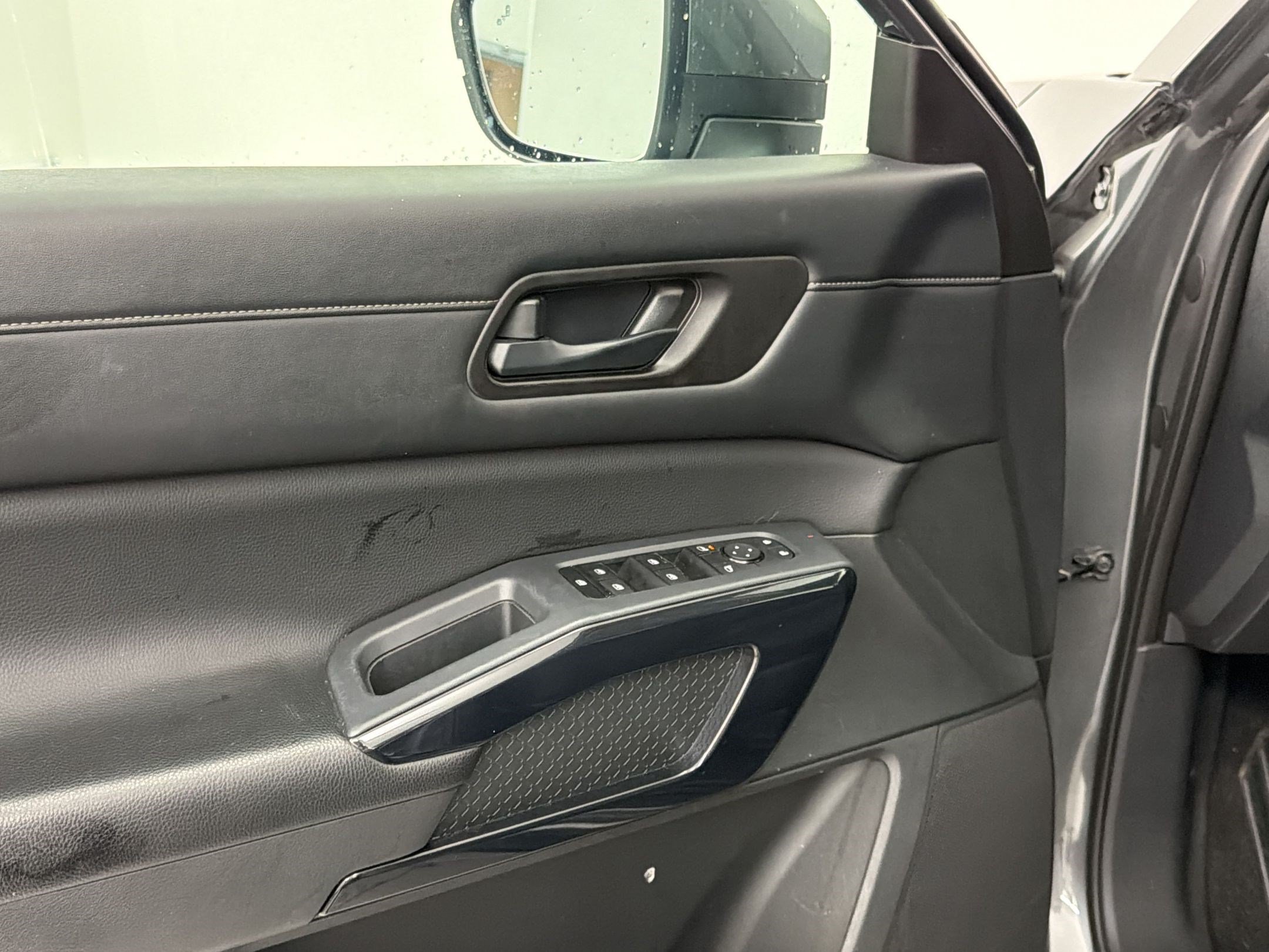 Used 2024 Nissan Pathfinder SV FWD image 12