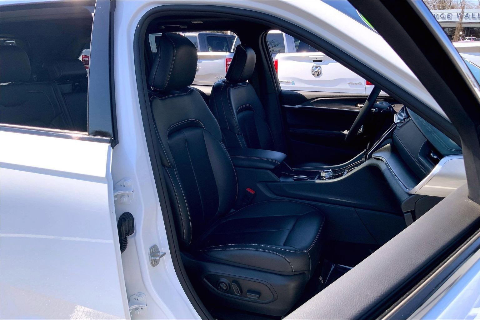 Used 2024 Jeep Grand Cherokee Limited AWD/4WD image 7