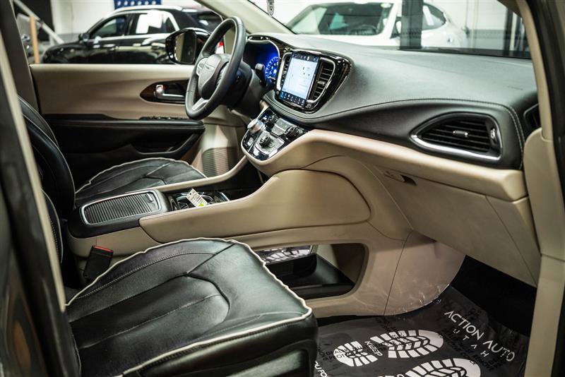 Used 2023 Chrysler Pacifica Limited image 13