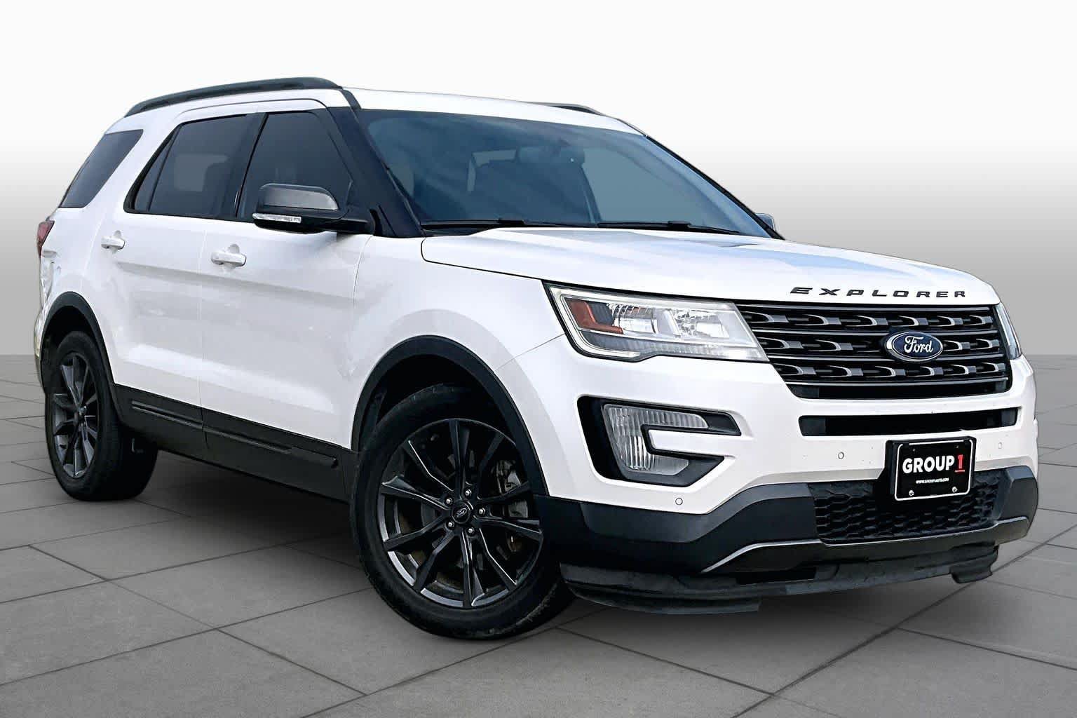 Used 2017 Ford Explorer XLT w/ Equipment Group 202A FWD image 3