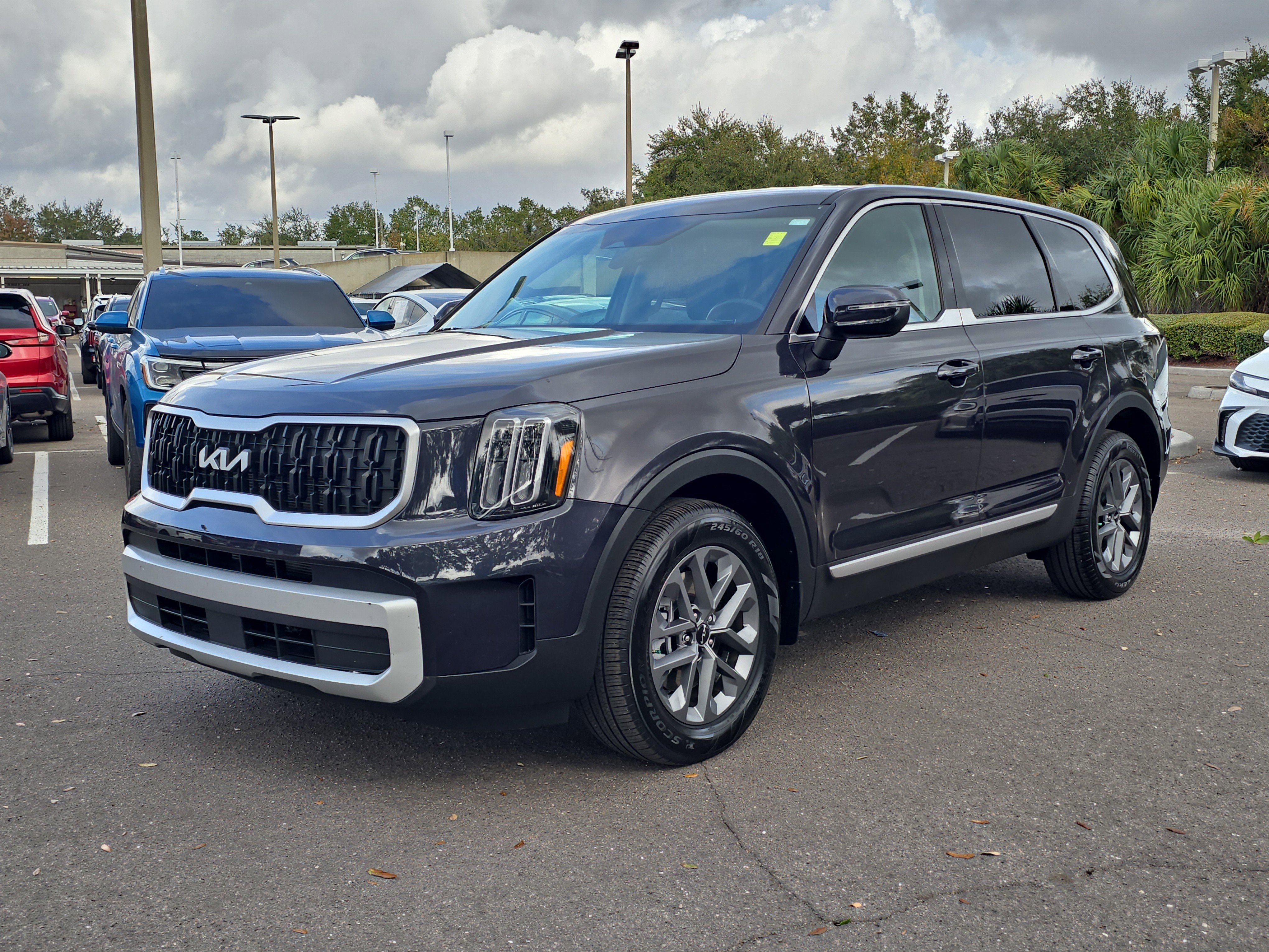 Certified 2025 Kia Telluride LX image 4