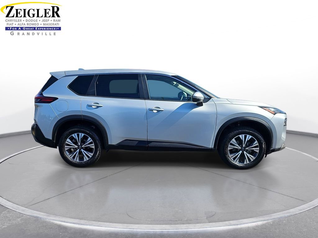Used 2022 Nissan Rogue SV image 4