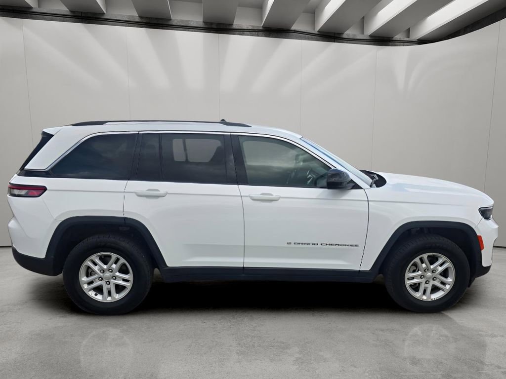 Used 2024 Jeep Grand Cherokee Laredo image 6