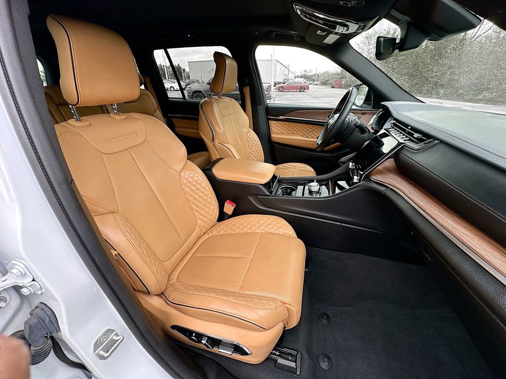 Used 2022 Jeep Grand Cherokee Summit AWD/4WD image 36