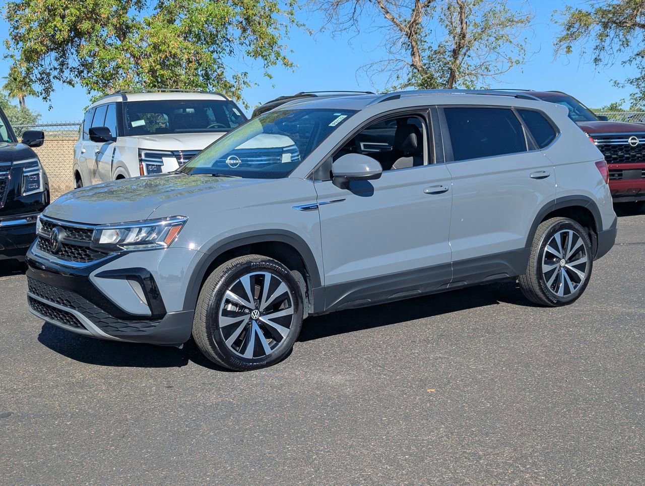 Used 2024 Volkswagen Taos SE w/ Panoramic Sunroof Package FWD image 2