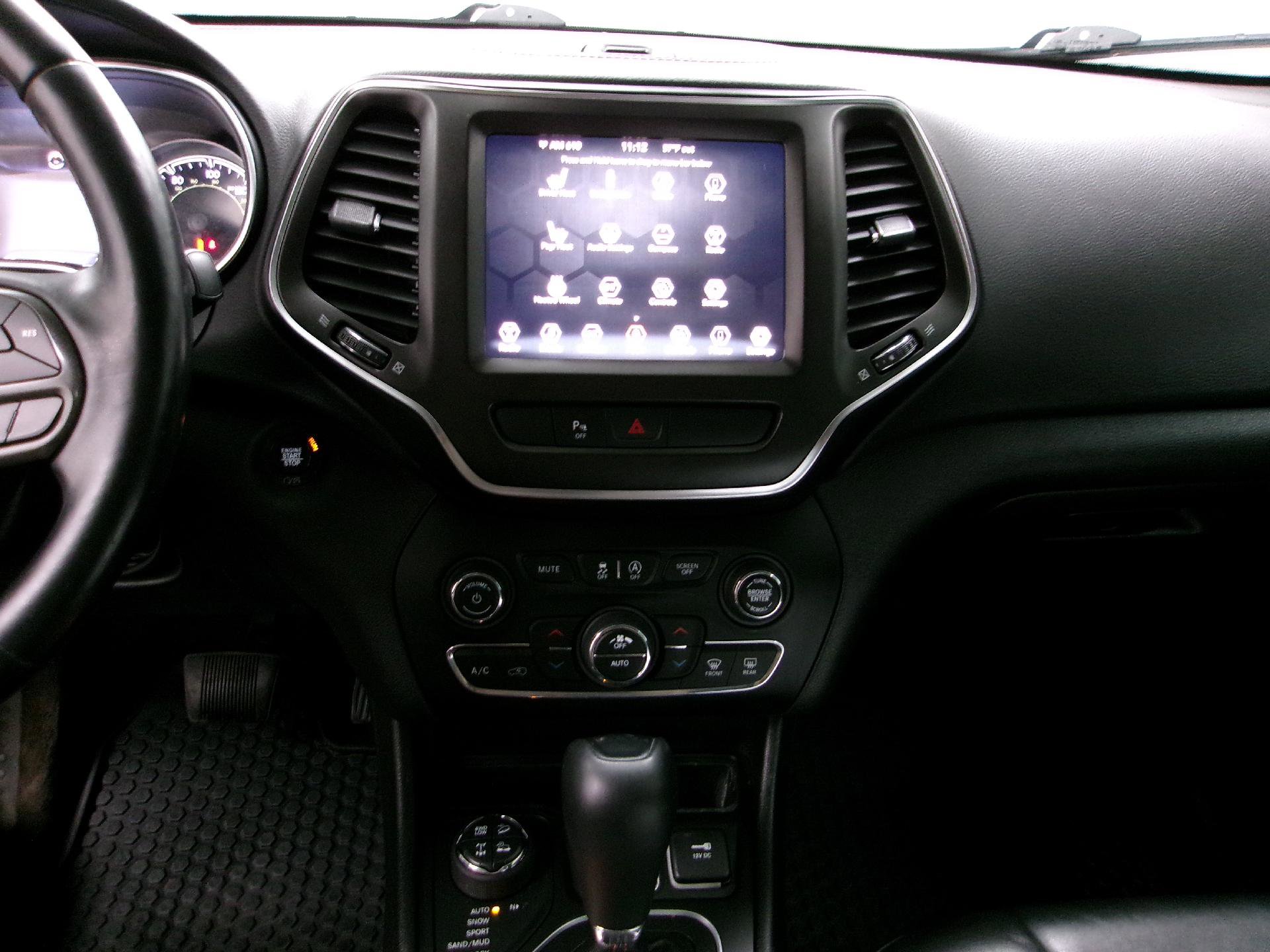 Used 2019 Jeep Cherokee Trailhawk w/ Cold Weather Group image 10