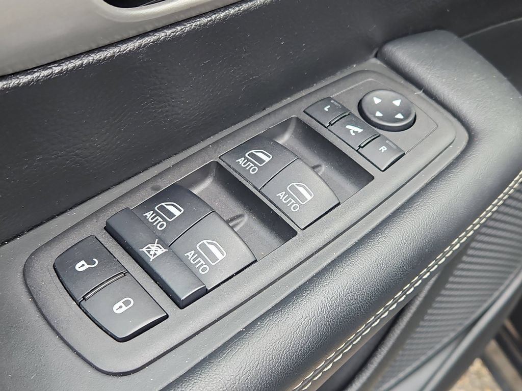 Used 2024 Chrysler Pacifica Premium FWD image 30