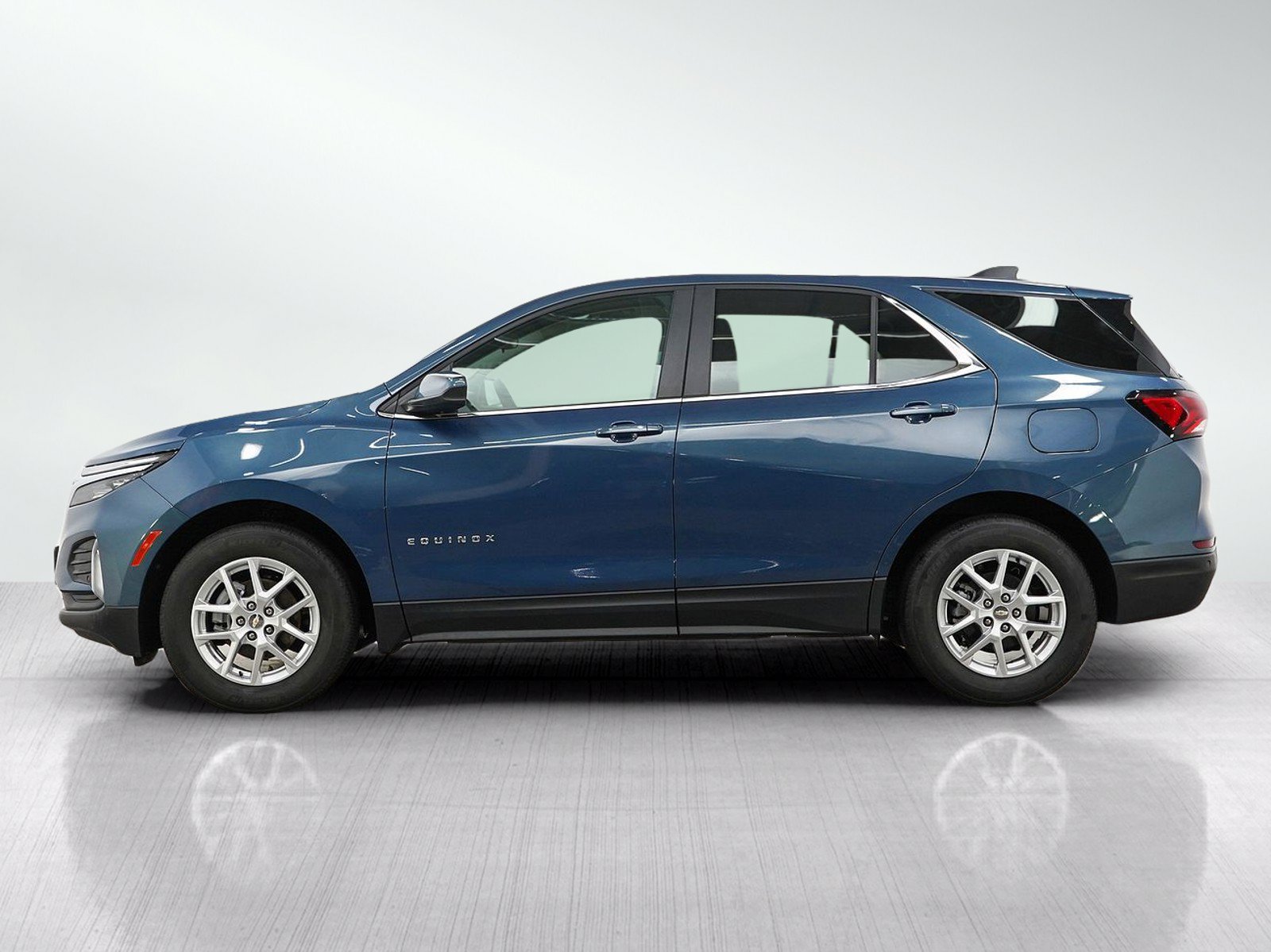 Used 2024 Chevrolet Equinox LT FWD image 2