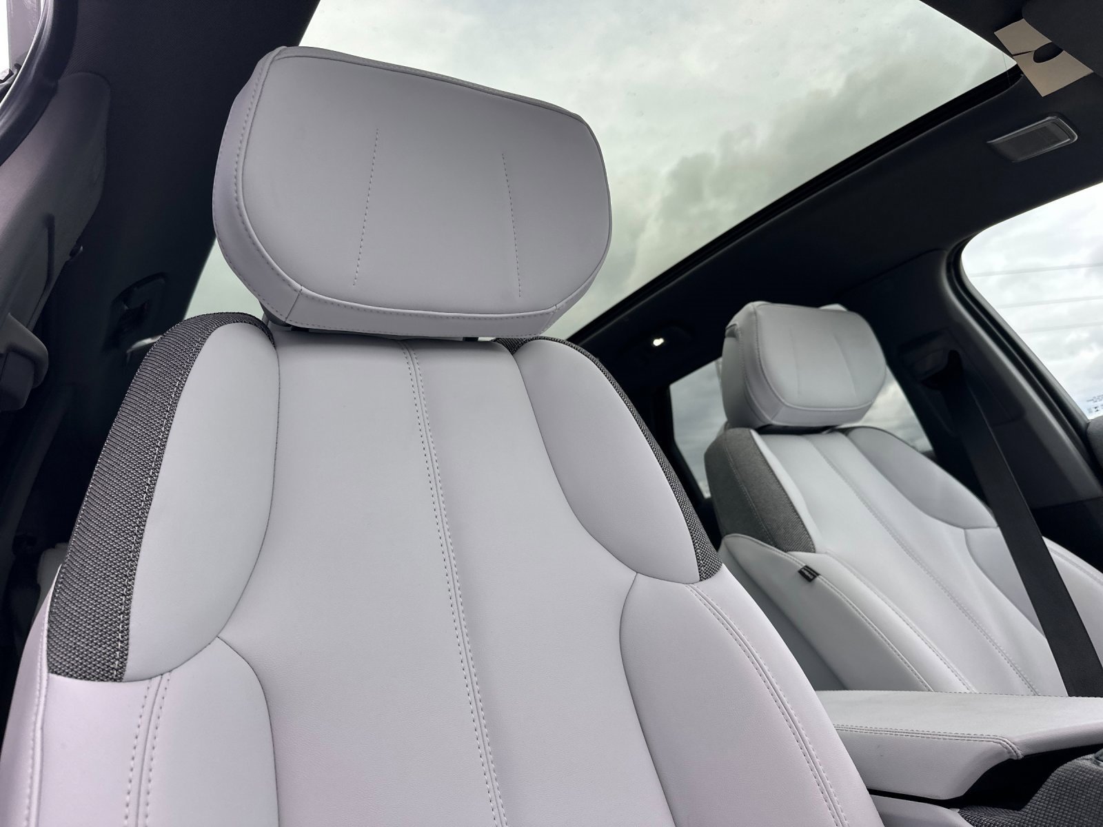 Used 2025 Cadillac Optiq Sport 1 w/ LPO, ONYX Package image 16