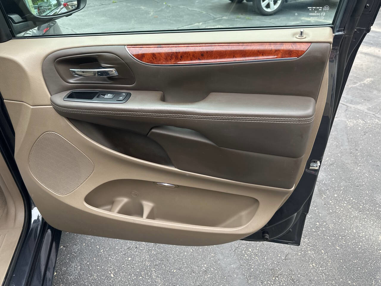 Used 2014 Chrysler Town & Country Touring FWD image 12