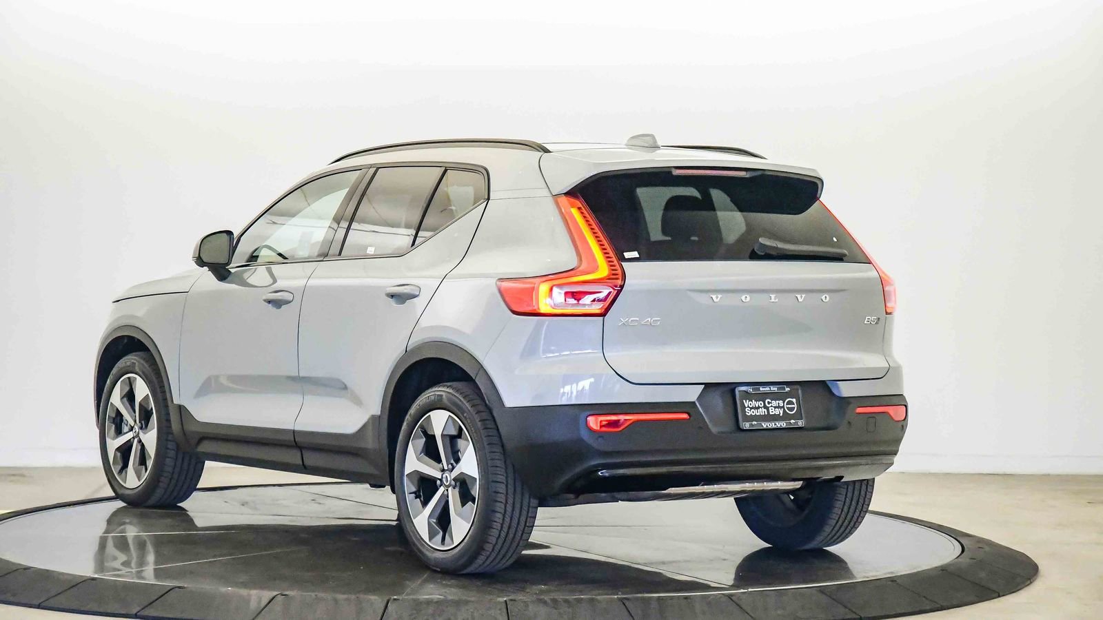Certified 2025 Volvo XC40 B5 Plus w/ Protection Package Premier image 2