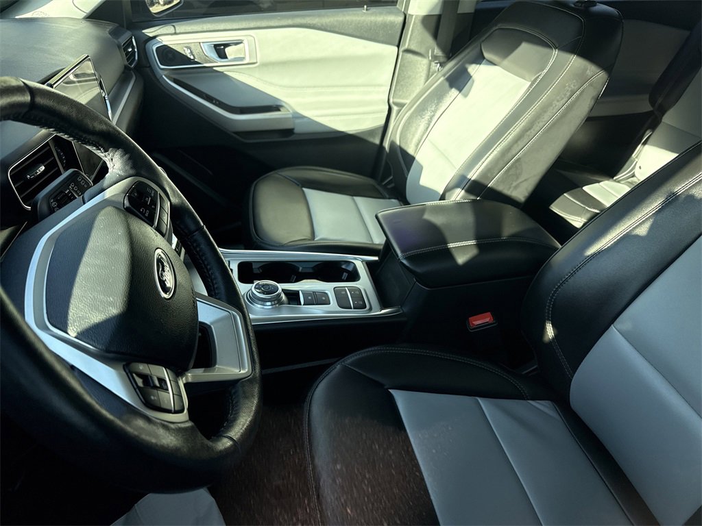 Used 2022 Ford Explorer XLT w/ Equipment Group 202A image 6