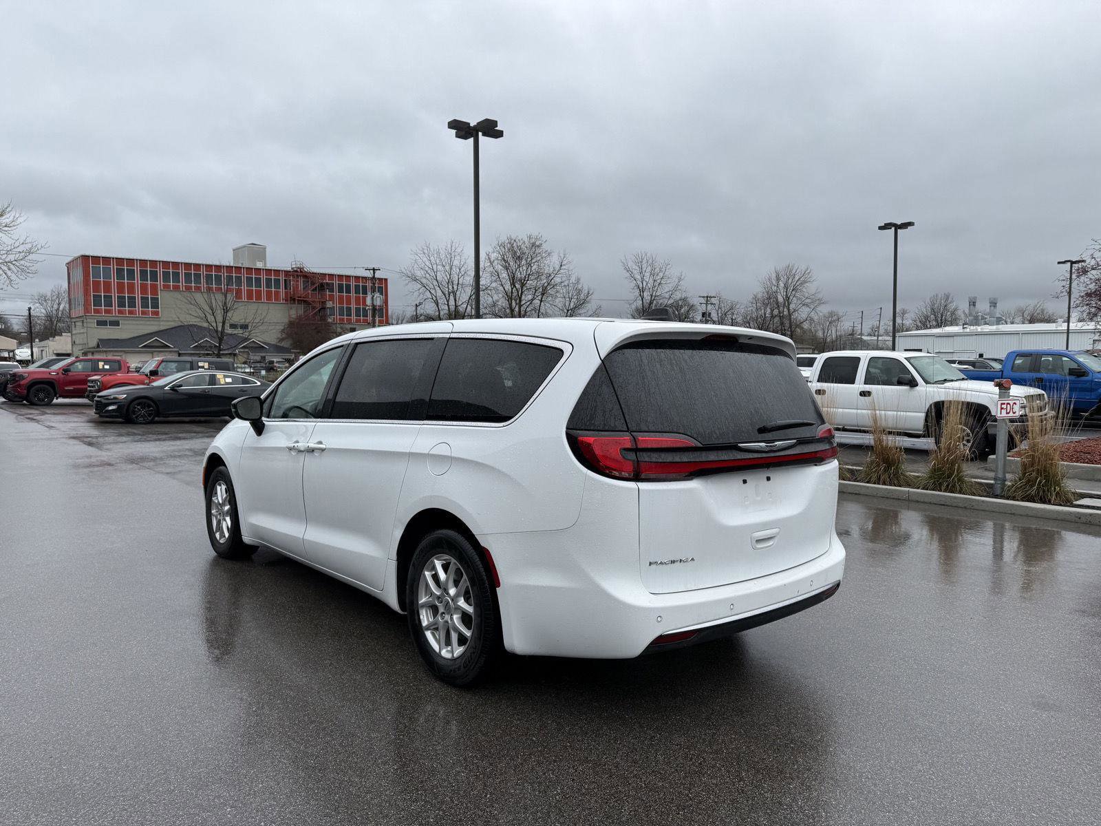 Used 2025 Chrysler Pacifica Select FWD image 5