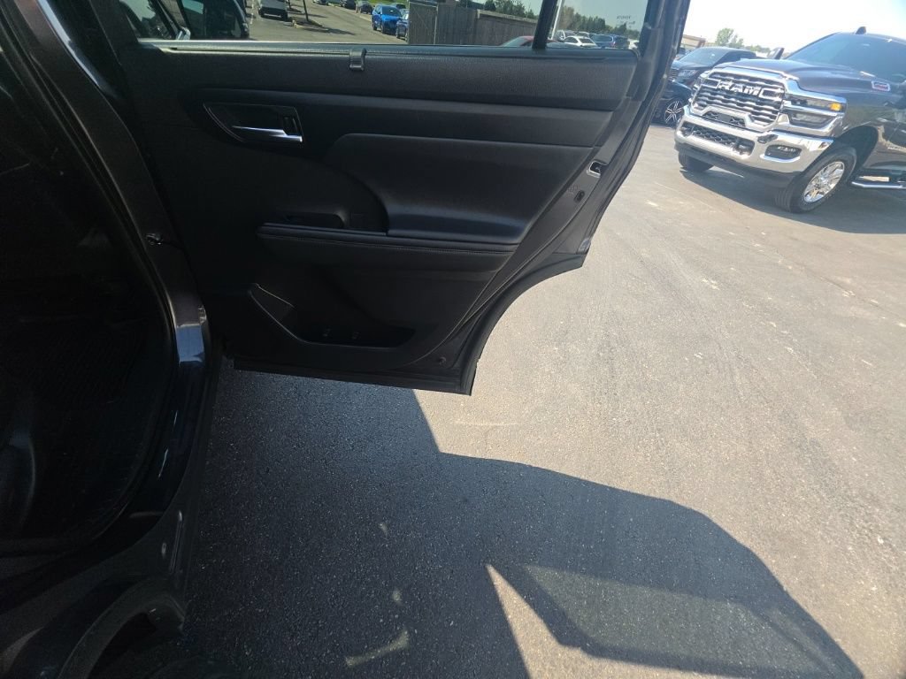 Used 2022 Toyota Highlander XLE AWD/4WD image 30