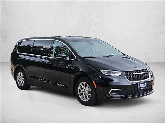 Used 2024 Chrysler Pacifica Touring-L FWD image 3