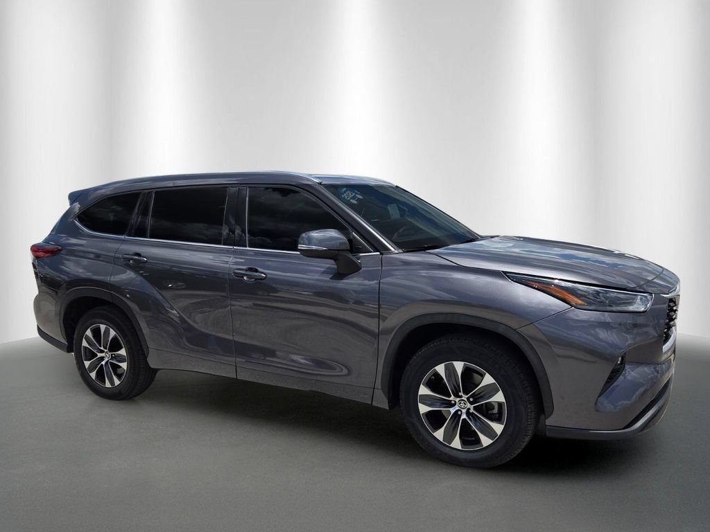 Used 2021 Toyota Highlander XLE FWD image 2